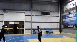 李雨露酷爱篮球。